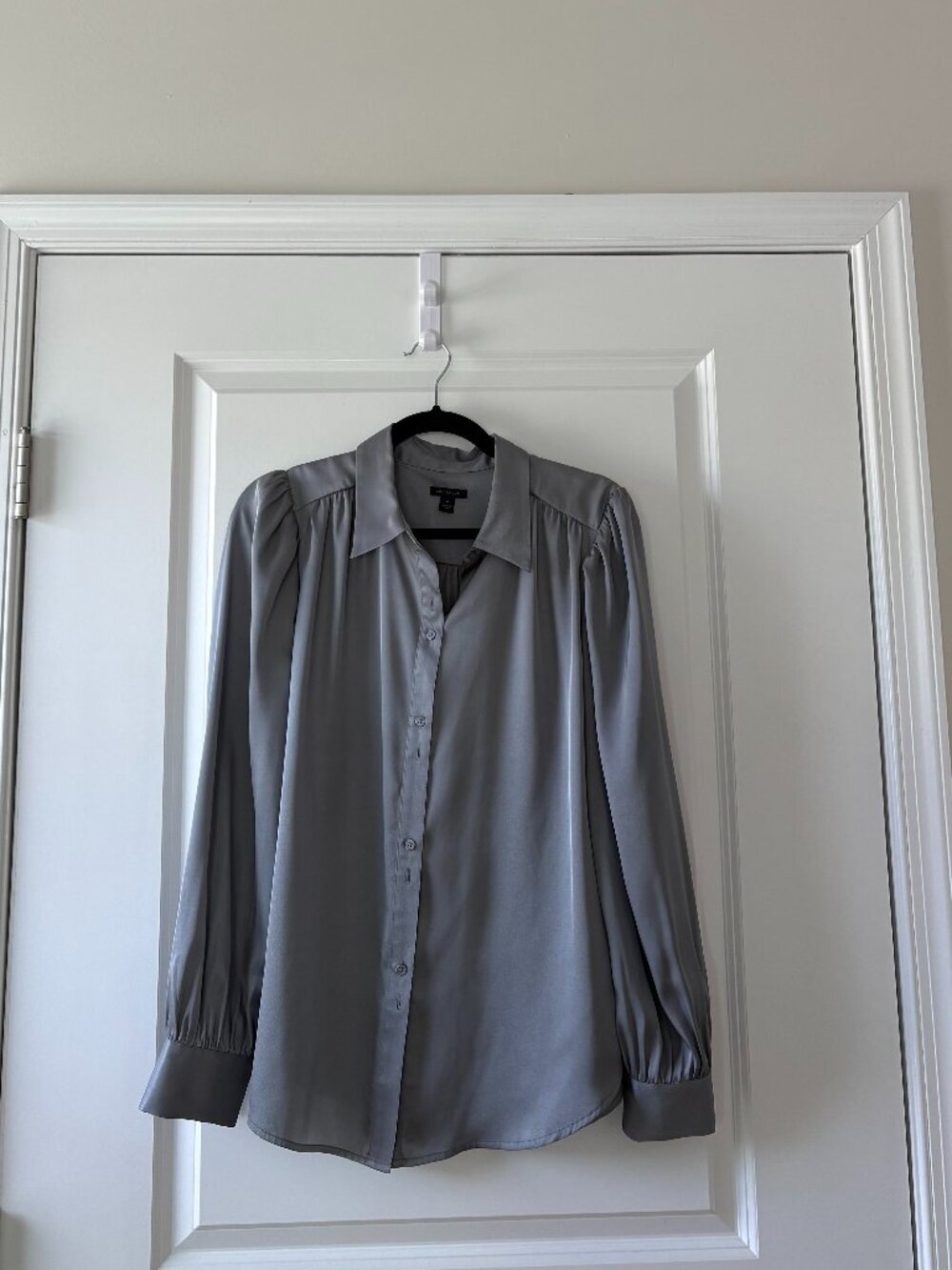 Ann Taylor Gray Long Sleeve Collared Button Blouse (Style: 572653) Size Medium